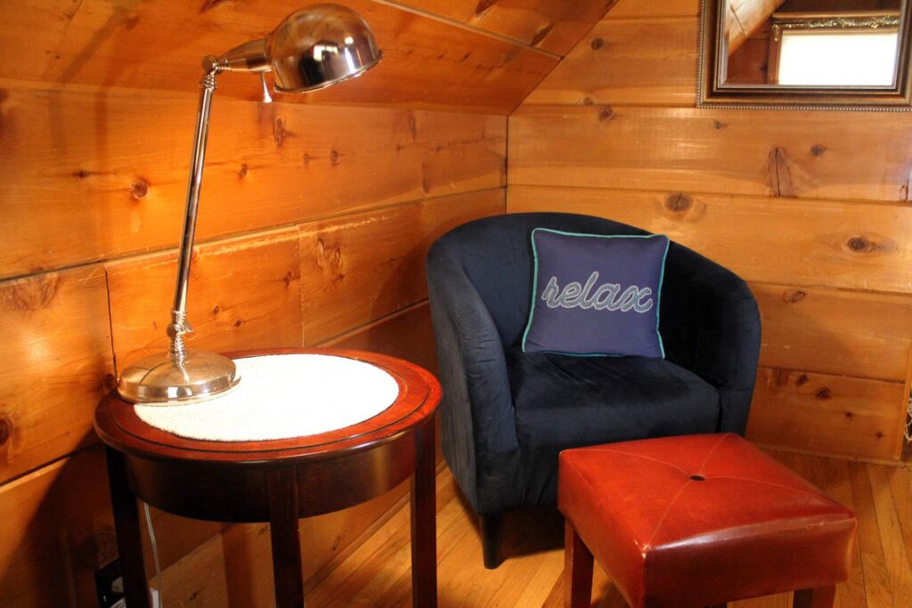 dogwood cabin rental sitting area